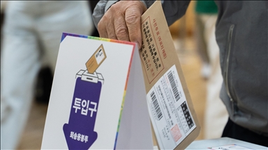 Early vote count shows opposition’s Lee in lead as South Korea awaits new president